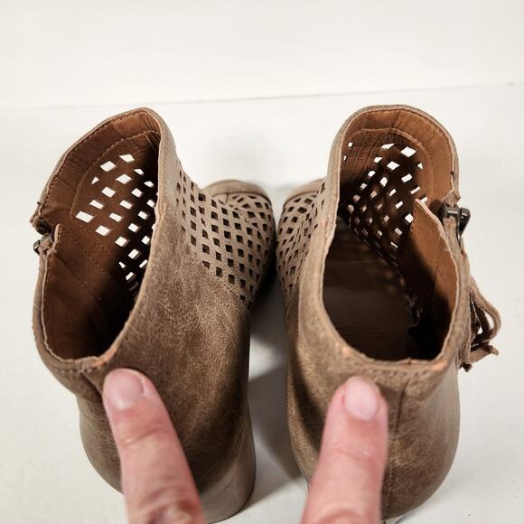 MAURICES Ankle Boot Womens 10M Tan Faux Suede Laser Cut Out Open Toe Tassel Boho - Picture 5 of 12